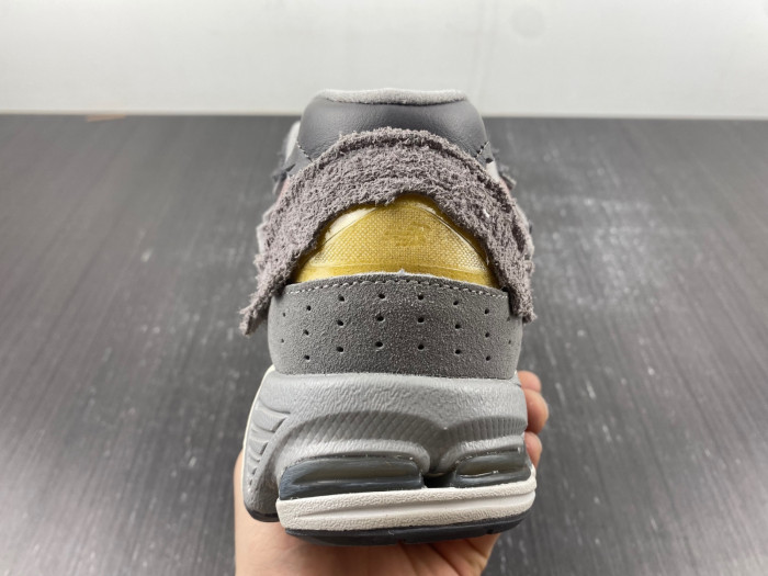 new balance 2002r